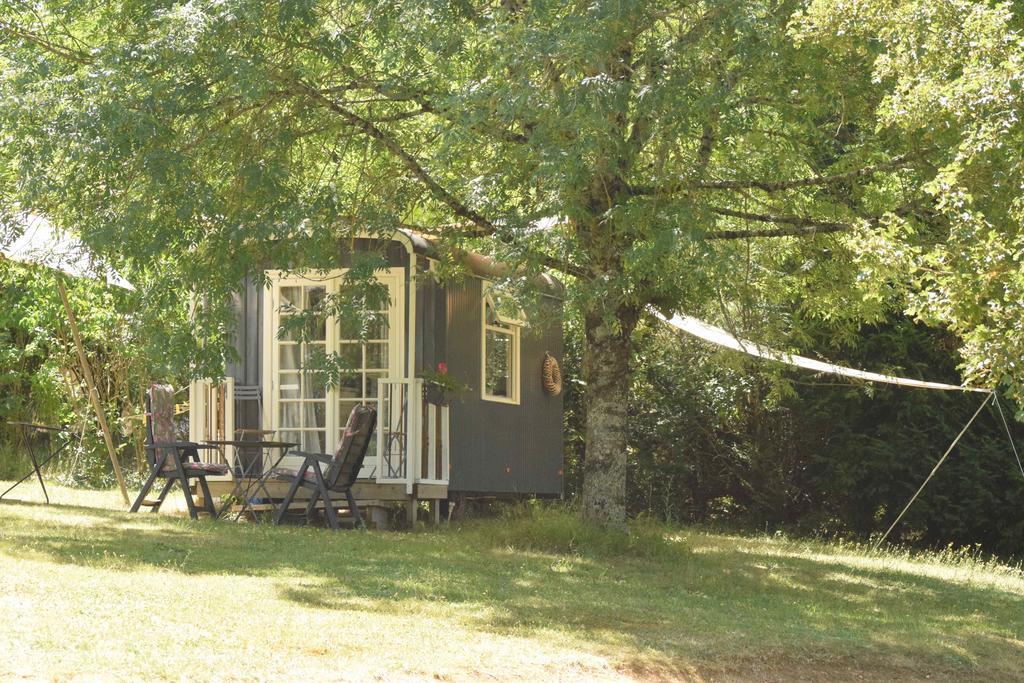 Camping Chez Francis Bed and Breakfast Loupiac  Buitenkant foto